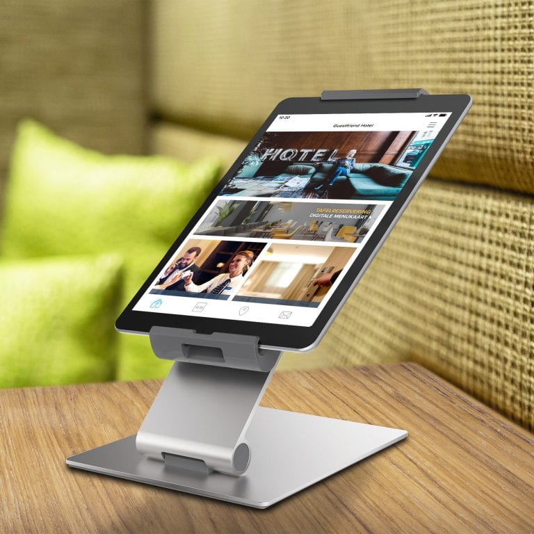 Een stationaire tablet op een hotelkamer met daarop de digitale hotelinformatiemap van Hotelcore